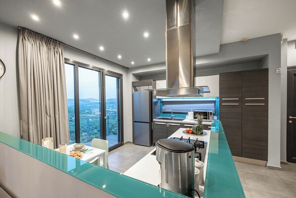 Fridge, microwave, oven, stovetop - Samiro Private Villa  (Άγιος Μύρωνας)