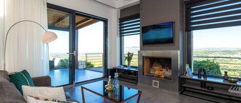 TV connectée, cheminée, livres