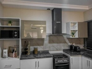 Appartement, 2 grands lits | Cuisine privée | Réfrigérateur, micro-ondes, four, plaque de cuisson