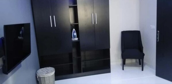 Apartamento, 2 camas Queen | 2 quartos, ferros/tábuas de passar roupa, Wi-Fi de cortesia