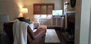 Living area - Cammy's Cottage (Asheboro)