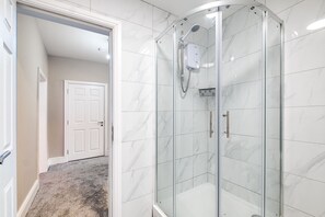 Deluxe Apartment, Ensuite (Ground floor 1) | Bathroom - Stay Smiling- North Park Road (Bradford)