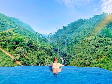 Outdoor pool, pool umbrellas, pool loungers. Fivitel Cong Troi Dong Giang