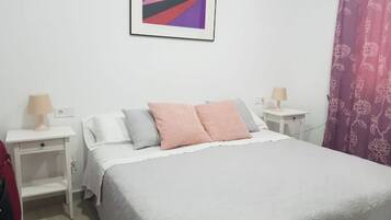 1 slaapkamer, een strijkplank/strijkijzer, wifi, beddengoed