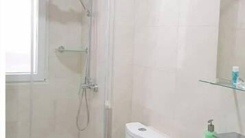 Ducha, secador de pelo, toallas y papel higiénico