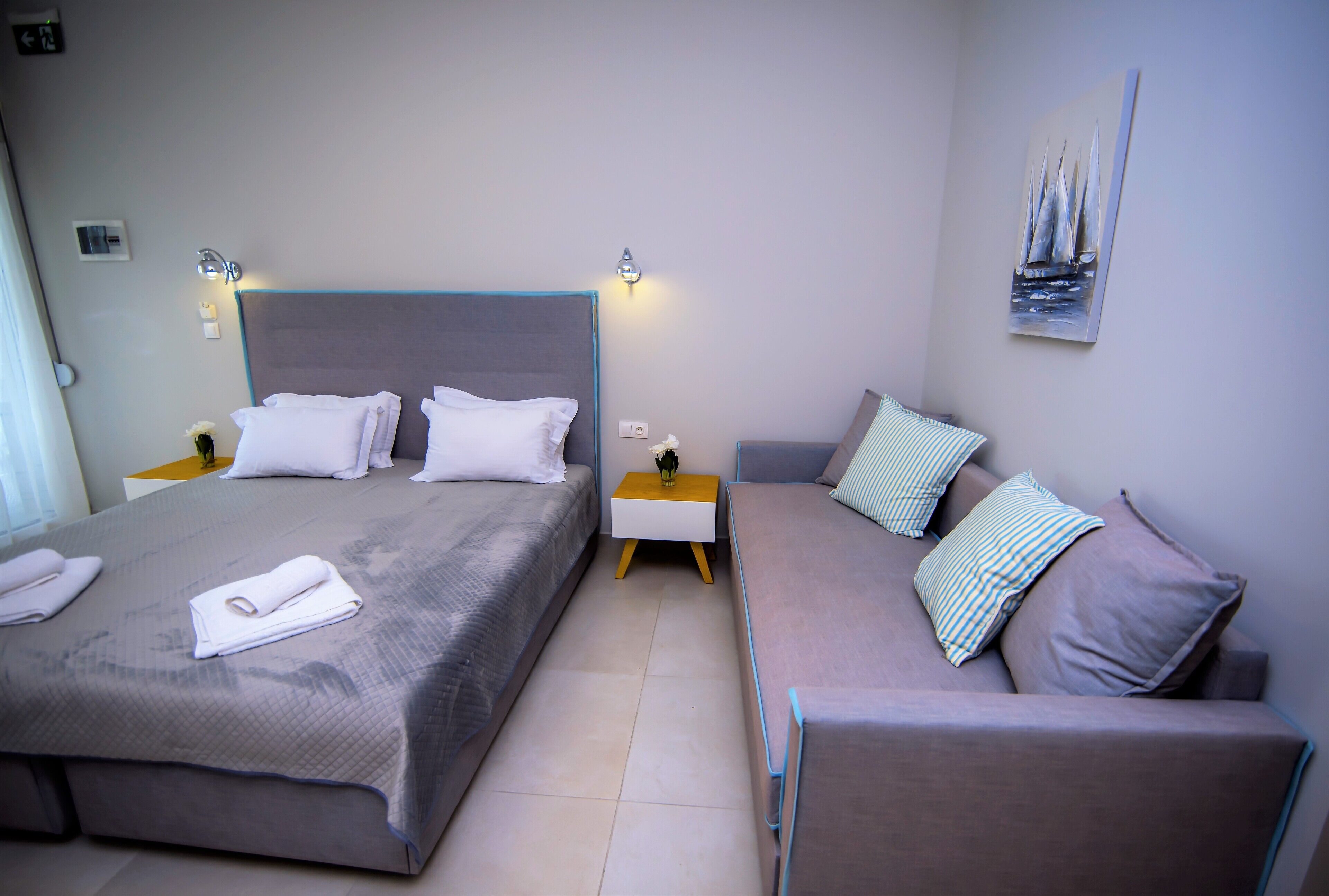 مكتب ومساحة عمل للكمبيوتر المحمول وواي فاي مجانًا وملاءات أسرّة