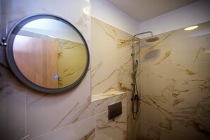 Family Quadruple Room | Bathroom | Shower, free toiletries, towels