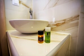 Family Quadruple Room | Bathroom | Shower, free toiletries, towels - Olea Garden Rooms (Volvi)