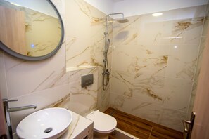 Familien-Vierbettzimmer | Badezimmer | Dusche, kostenlose Toilettenartikel, Handtücher