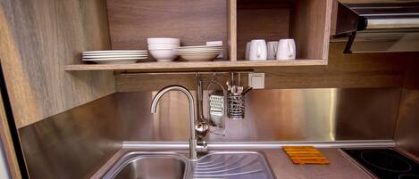 Quarto quádruplo família | Cozinha americana privada | Frigobar, cooktop, talheres/pratos/utensílios de cozinha