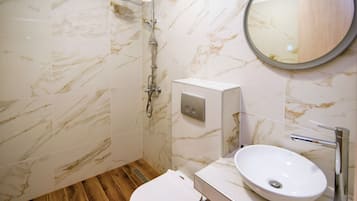 Habitació quàdruple familiar | Bany | Dutxa, articles de tocador gratuïts i tovalloles