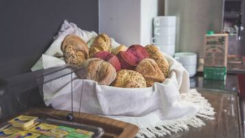 Esmorzar diari d'estil bufet gratuït