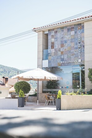 A hotel named "Hotel de Cervá" with a tiled facade and outdoor seating area. - Hotel de Cerva (Ribeira de Pena)