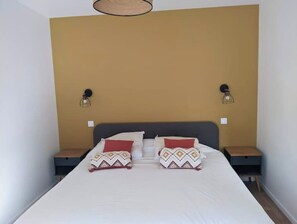 4 chambres, bureau, fer et planche à repasser, lit parapluie