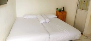 Deluxe Double Room | Desk, free WiFi, bed sheets - EXPRESS O 91277 Atiq Homestay Syariah (Serang)