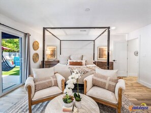 4 Schlafzimmer, Schreibtisch, Bügeleisen/Bügelbrett, Reisekinderbett