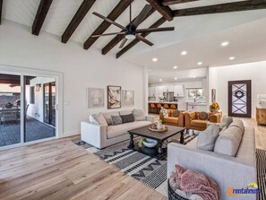 Smart-TV, Kamin, Tischtennisplatte, Streaming-Dienste