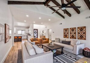 Smart-TV, Kamin, Tischtennisplatte, Streaming-Dienste