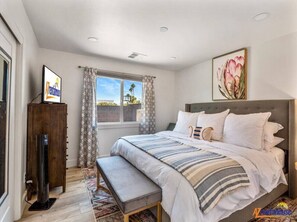 4 dormitorios, escritorio, tabla de planchar con plancha y cuna de viaje