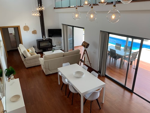 Casa com 3 Quartos e Piscina a 5 Minutos da Praia da Mareta