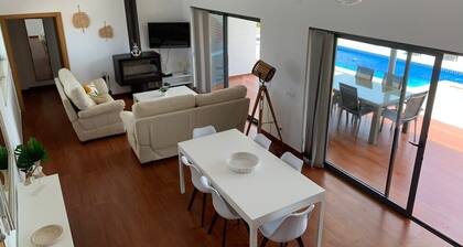 Casa com 3 Quartos e Piscina a 5 Minutos da Praia da Mareta