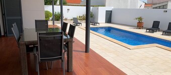 Casa com 3 Quartos e Piscina a 5 Minutos da Praia da Mareta