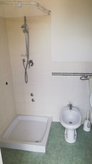 Habitación básica, terraza, vistas a la ciudad | Baño