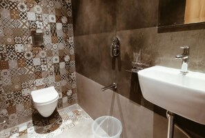 Superior-Zimmer | Badezimmer | Dusche, Regendusche, kostenlose Toilettenartikel, Handtücher