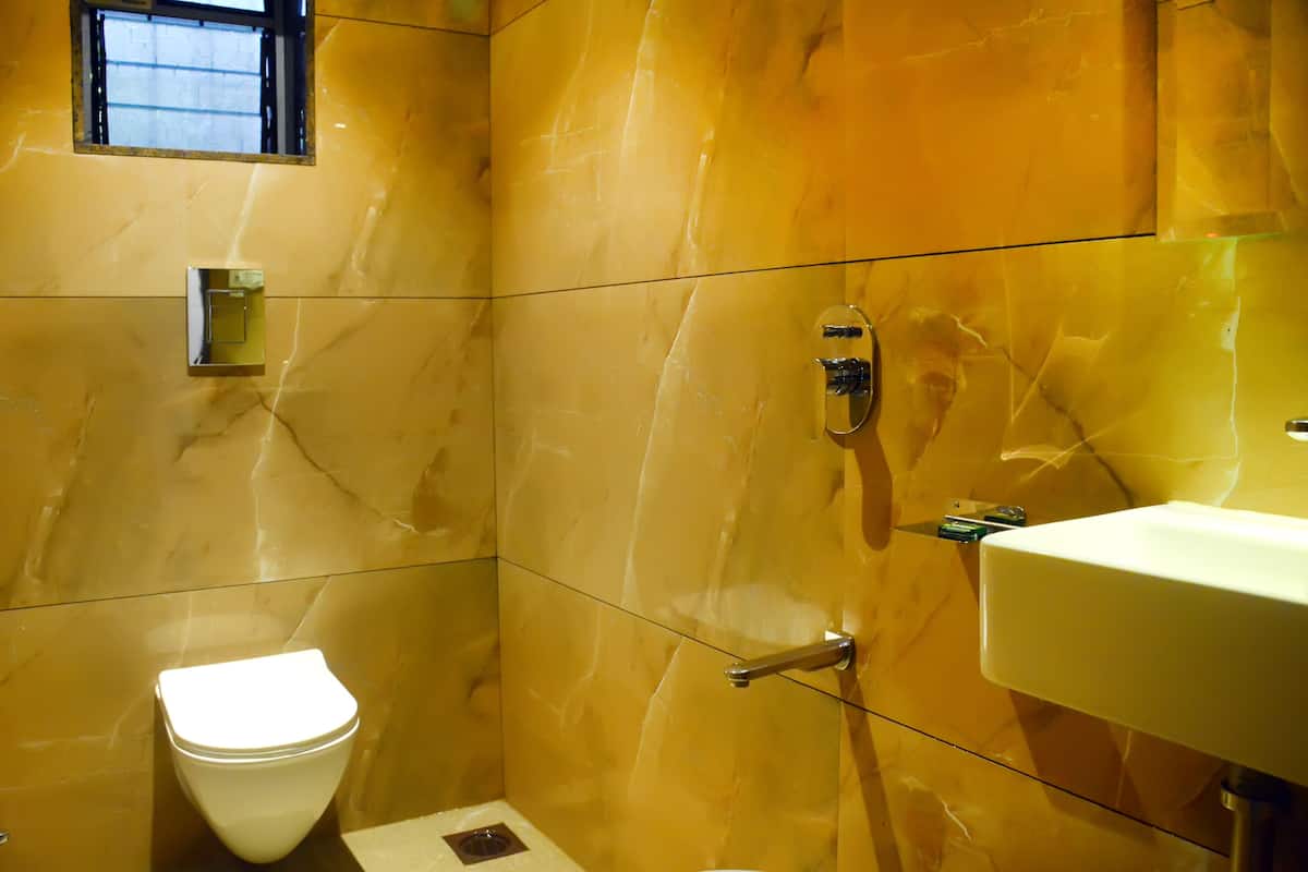 Ortak Ranzalı Oda | Banyo | Duş, geniş duş başlığı, ücretsiz banyo/kozmetik ürünleri, havlu