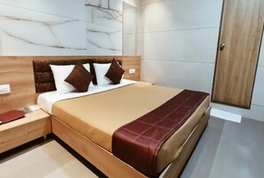 Habitación Deluxe | Insonorización, camas extra, wifi gratis y ropa de cama 