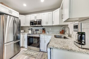 Kjøleskap, mikrobølgeovn, kokeplater og oppvaskmaskin