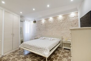 1 slaapkamer, een strijkplank/strijkijzer, wifi, beddengoed