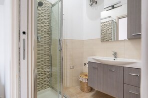 Een douche, een haardroger, een bidet, handdoeken