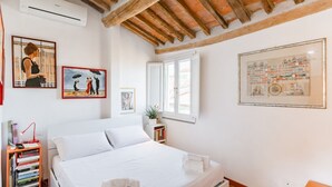 1 habitación, escritorio, tabla de planchar con plancha y wifi 