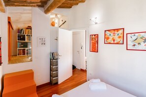 1 habitación, tabla de planchar con plancha, wifi y ropa de cama