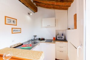 Refrigerador, horno, parrilla de estufa y utensilios de cocina 
