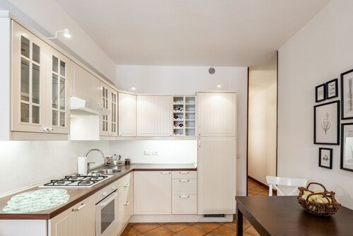 GuestHost - Apartment located on the first floor of a building without a lift (15 steps at the entrance)In 37 sqm it accommodates 4 people, with a double bedroom and a sofa bed in the living room.Tram stop under the house at 150 meters.Parking on both wh