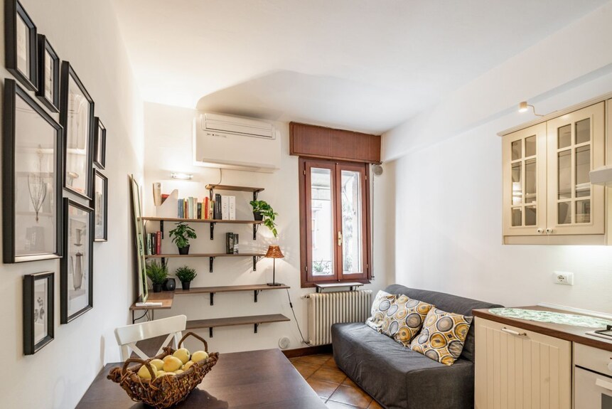 Guesthost - Apartment Located On The First Floor Of A Building Without A Lift (15 Steps At The Entrance)in 37 Sqm It Accommodates 4 People, With A Double Bedroom And A Sofa Bed In The Living Room.tram Stop Under The House At 150 Meters.parking On Both Wh - Padua