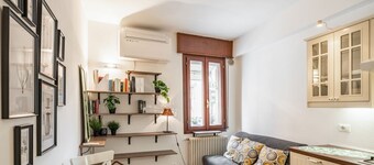 GuestHost - Apartment located on the first floor of a building without a lift (15 steps at the entrance)In 37 sqm it accommodates 4 people, with a double bedroom and a sofa bed in the living room.Tram stop under the house at 150 meters.Parking on both wh