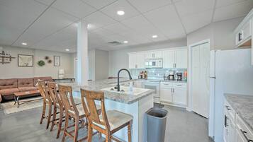 Fridge, microwave, stovetop, dishwasher