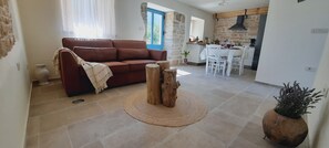 Smart TV - Stone house with whirlpool in the countryside, near the sea (Rakalj)