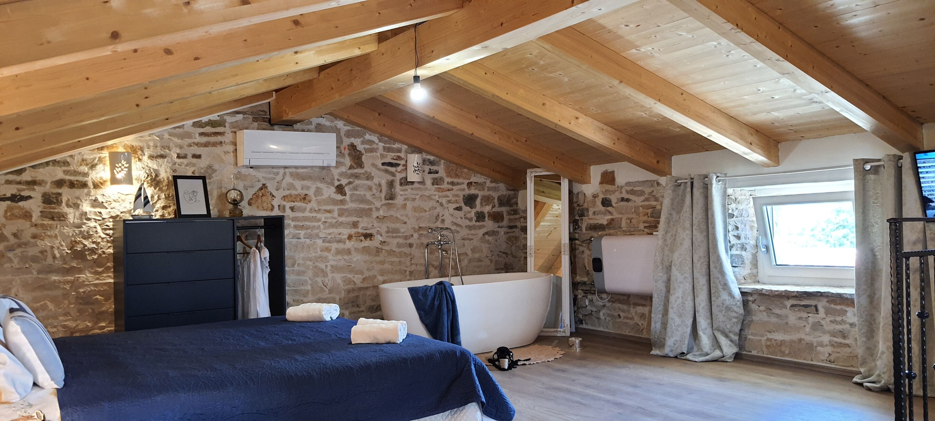 2 bedrooms, in-room safe, iron/ironing board, free WiFi