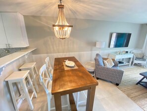 TV - Cozy beachfront living at your fingertips (New Smyrna Beach)