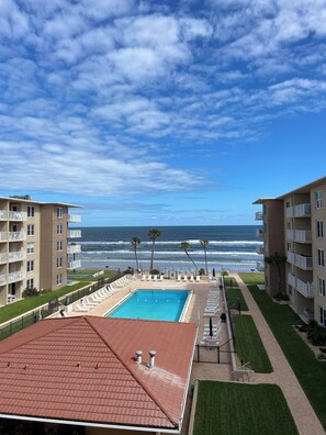 A heated pool - Cozy beachfront  living at your fingertips (New Smyrna Beach)