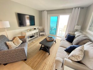 TV - Cozy beachfront living at your fingertips (New Smyrna Beach)