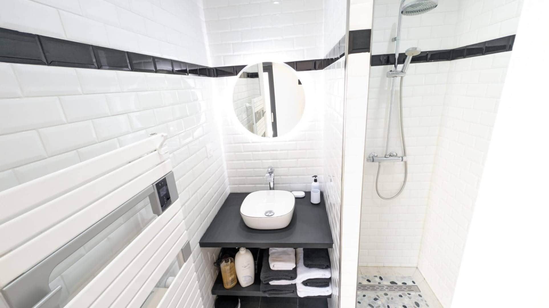 Dusche, kostenlose Toilettenartikel, Haartrockner, Seife
