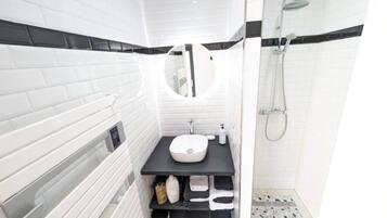 Dusche, kostenlose Toilettenartikel, Haartrockner, Seife
