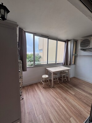 Interior - Bright air-conditioned T2, large loggia (Frontignan)
