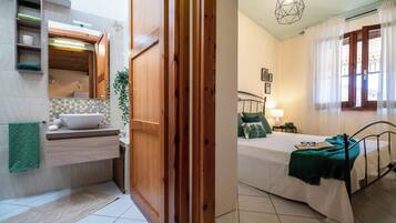 2 室のベッドルーム、アイロン / アイロン台、WiFi (無料)、ベッドシーツ