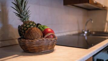 冷蔵庫、電子レンジ、オーブン、コンロ